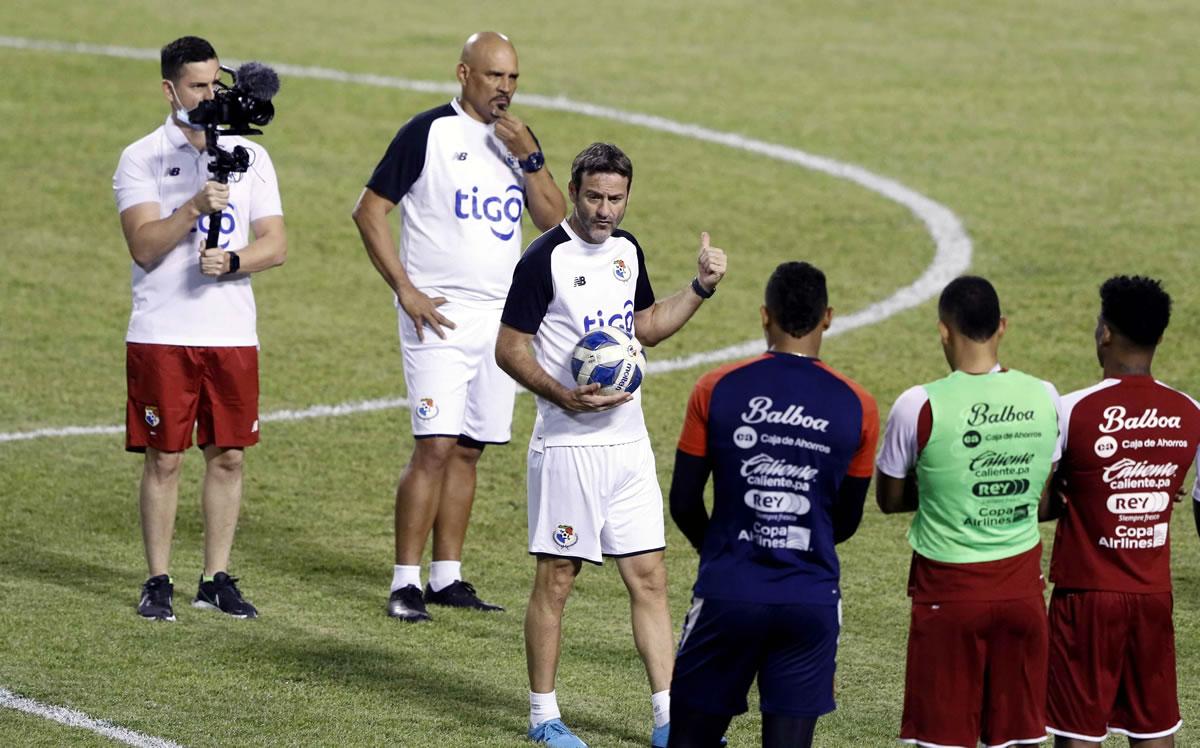 Thomas Christiansen en la pláticas con los jugadores.