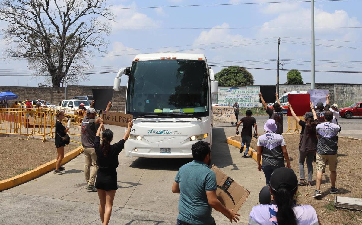 Migrantes protestan en frontera sur de México tras fuego en centro migratorio