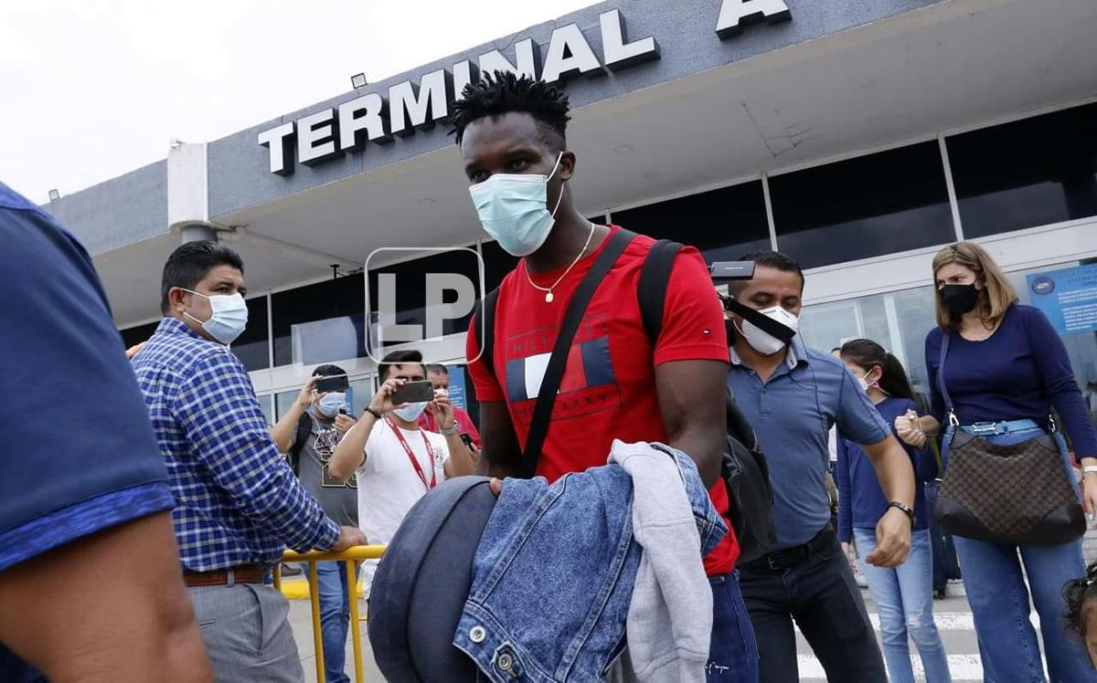 Rubilio Castillo saliendo del aeropuerto Ramón Villeda Morales.