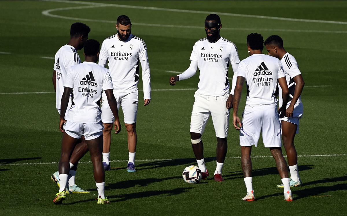 Antonio Rüdiger entrenó con una máscara protectora en su rostro.