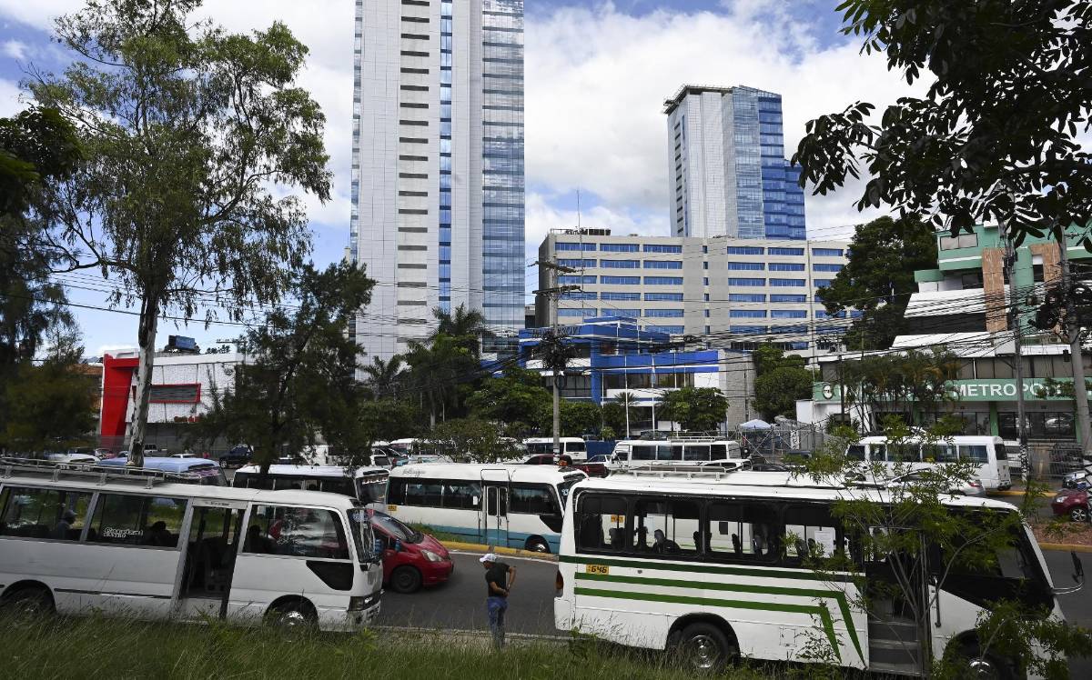Transportistas protestan por extorsiones en Honduras