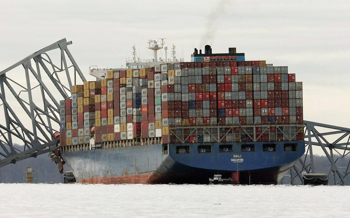 El carguero Dali se encuentra en el agua después de chocar y colapsar con el puente Francis Scott Key el 26 de marzo de 2024 en Baltimore, Maryland.
