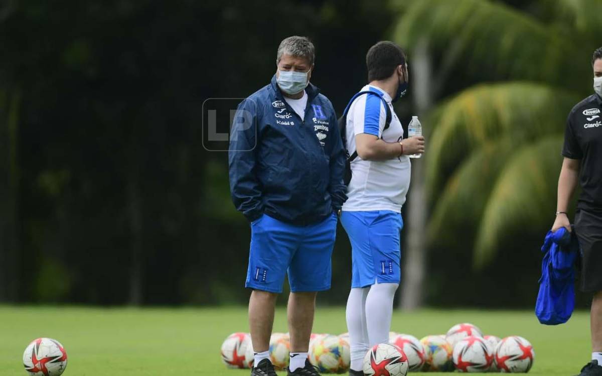 “Bolillo” Gómez luce concentrado a días de su debut como timonel de la selección de Honduras.