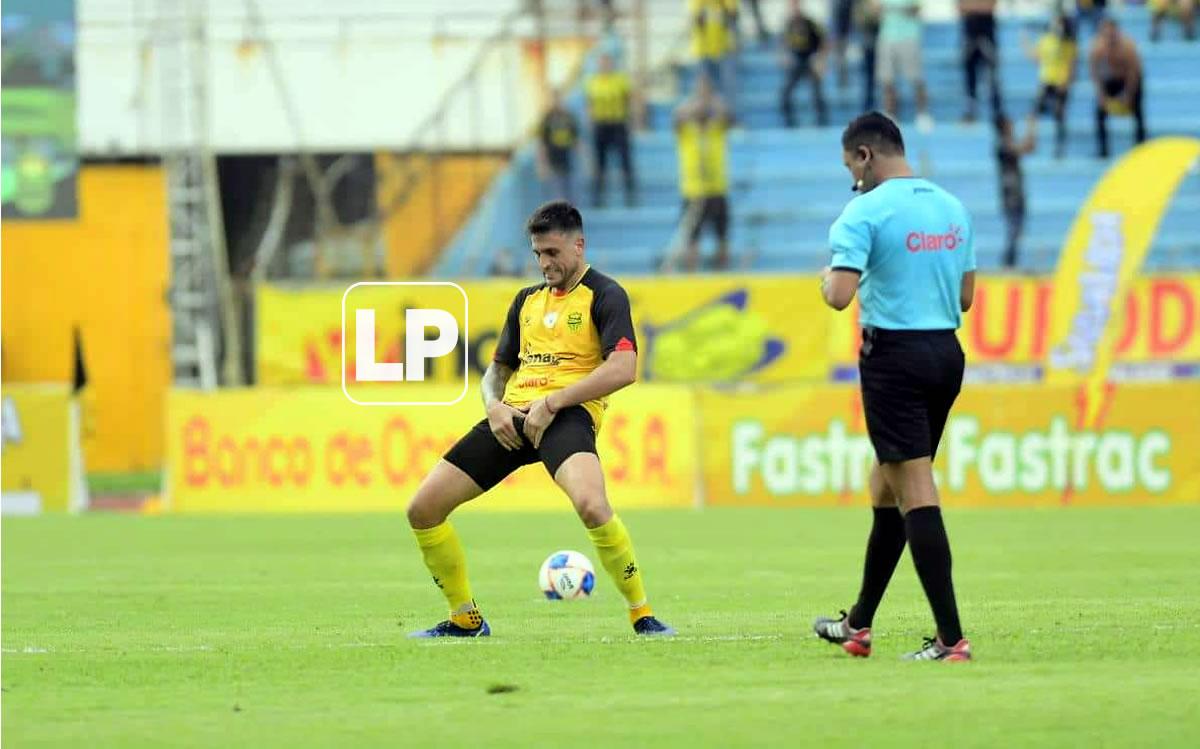 Ramiro Rocca celebró con este gesto obsceno delante del árbitro Selvin Brown, quien le mostró la tarjeta amarilla.