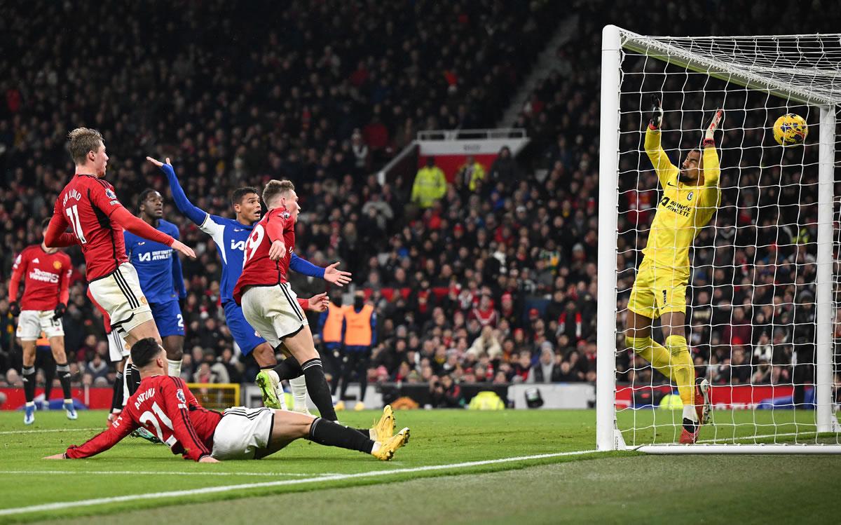 Scott McTominay marcando uno de sus goles para el triunfo del Manchester United contra el Chelsea.