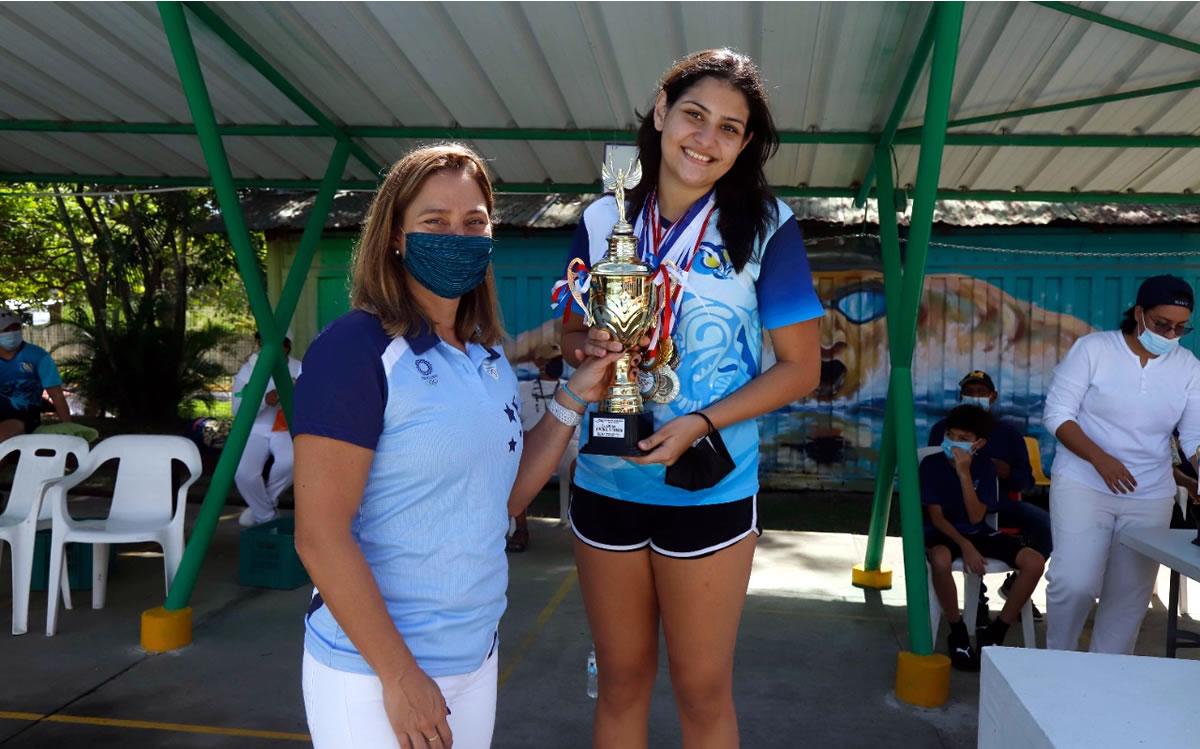 Ana Joselina Fortín fue la encargada de entregar los premios.