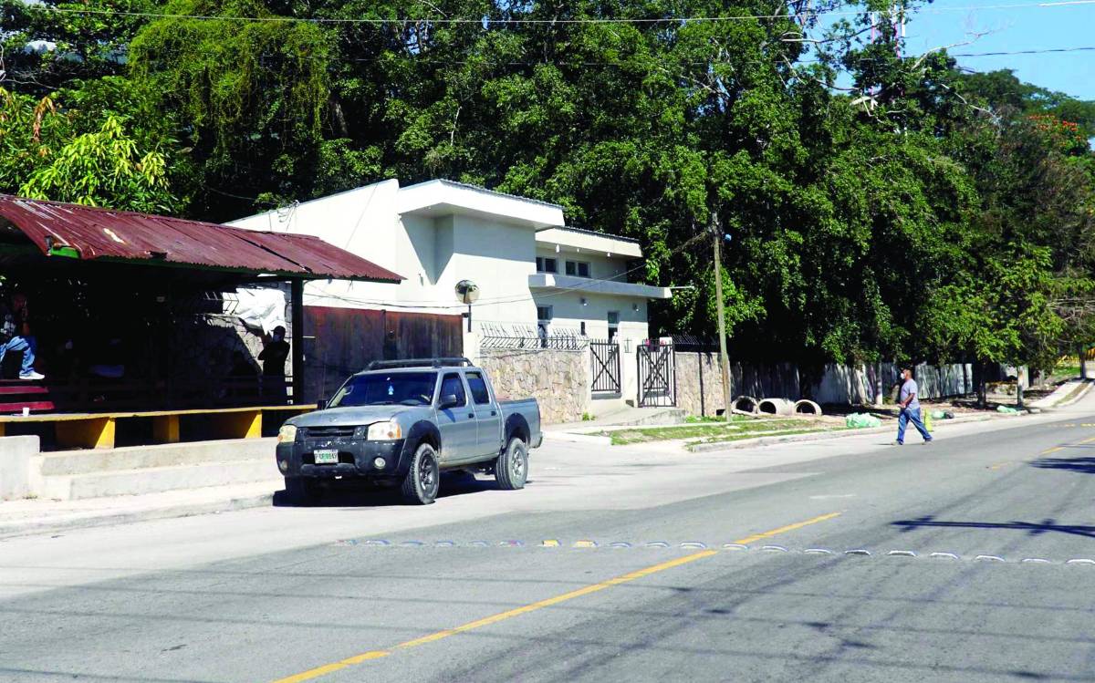 Encuentran asesinado a un comerciante en su vehículo en la Felipe Zelaya