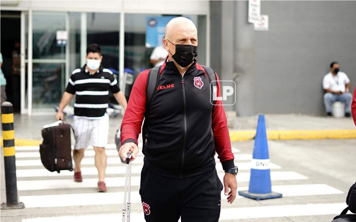 Fabián Coito a su arribo al Aeropuerto Internacional Ramón Villeda Morales de San Pedro Sula.