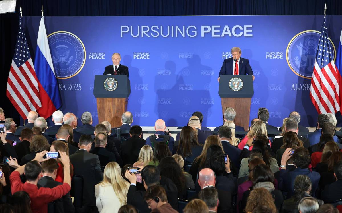 Trump exhibe el poderío militar de EEUU con bombarderos B-2 y cazas ante Putin