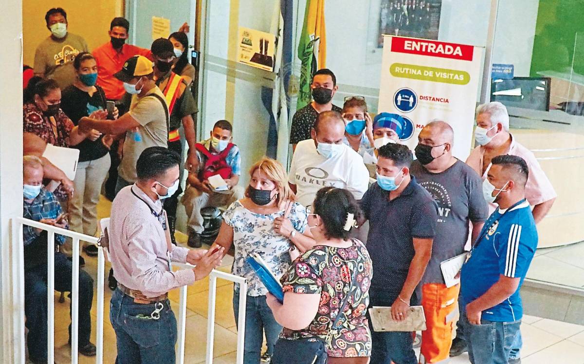 Conductores abarrotan oficinas para reclamar nuevas placas en SPS