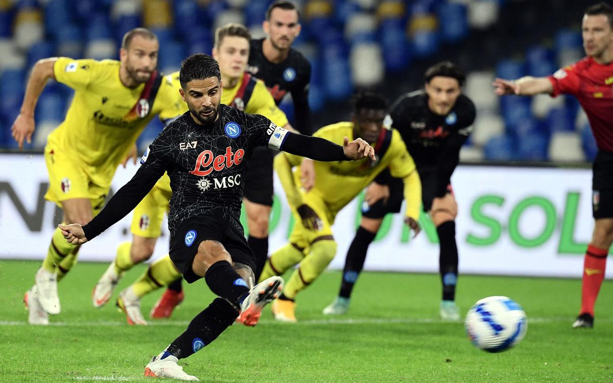 Lorenzo Insigne marcó dos goles de penal para el triunfo del Napoli.