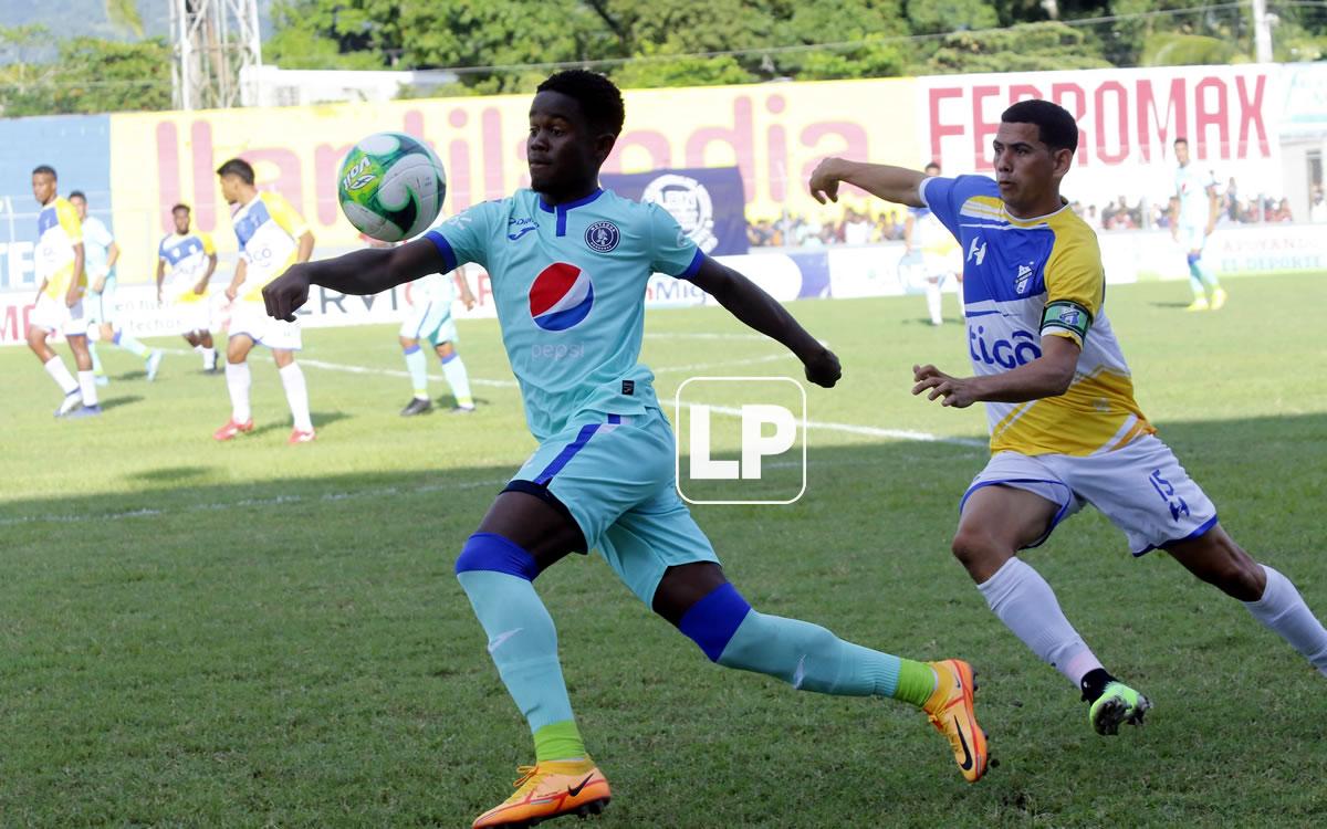 Jonathan Núñez se lleva la pelota ante la marca de Edwin Maldonado.