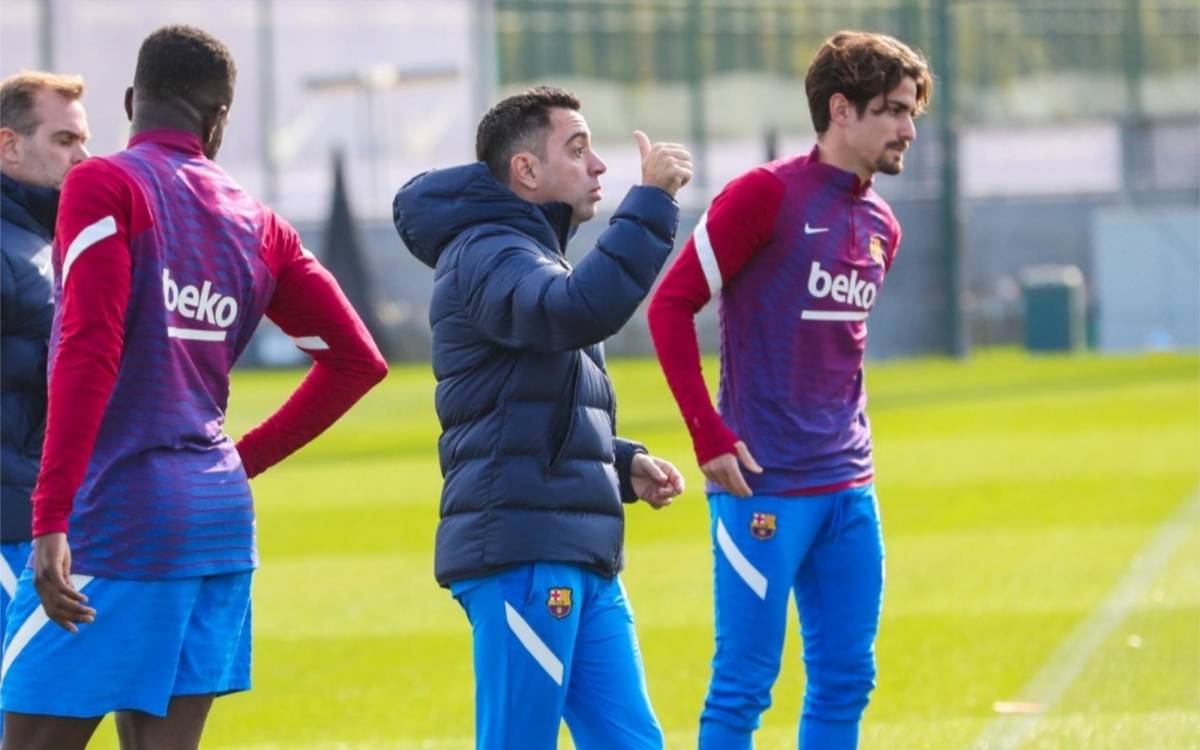 Xavi dirige su primer entrenamiento como DT del Barcelona