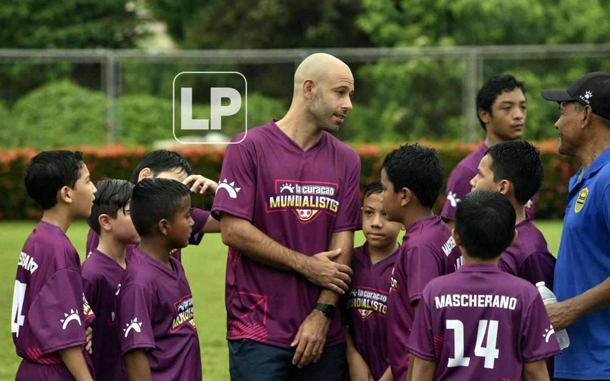 Mascherano mostró su humildad al compartir con los pequeños.