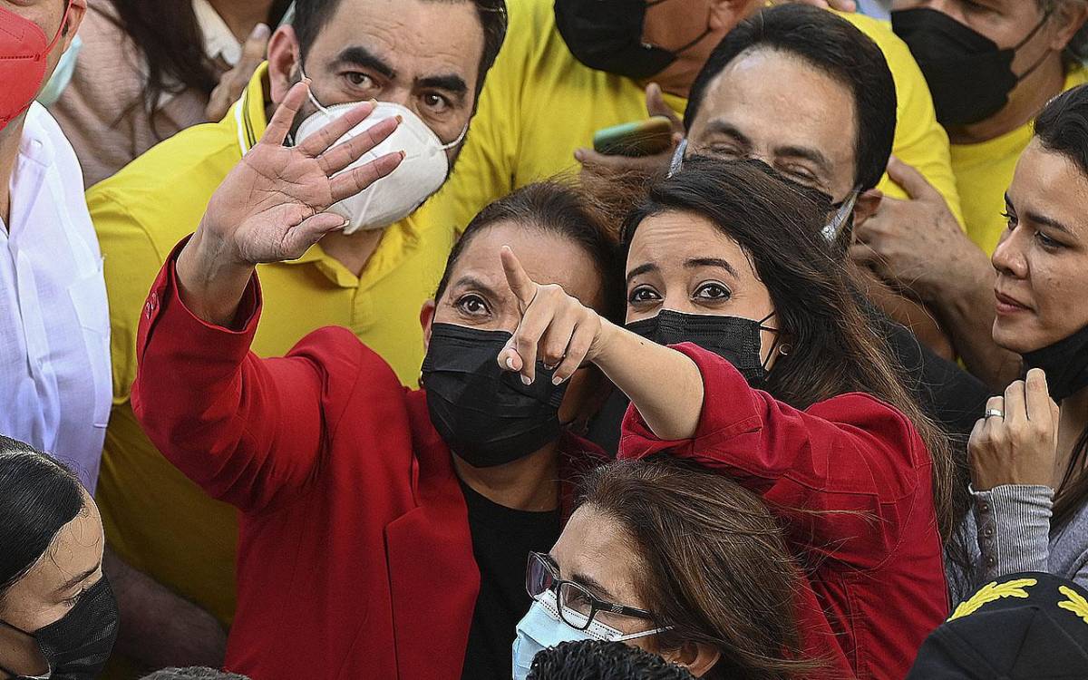 La presidenta de Honduras, Xiomara Castro, y su hija, la diputada Xiomara Hortensia, la ‘Pichu’, Zelaya saludan a sus seguidores después de visitar a Luis Redondo, presidente electo de la Junta Directiva del Congreso de la República, en Tegucigalpa, el 23 de enero de 2022.