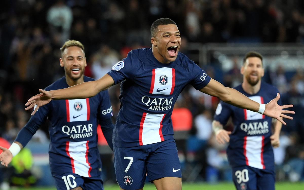 Kylian Mbappé corre emocionado a celebrar su gol que dio el triunfo al PSG.