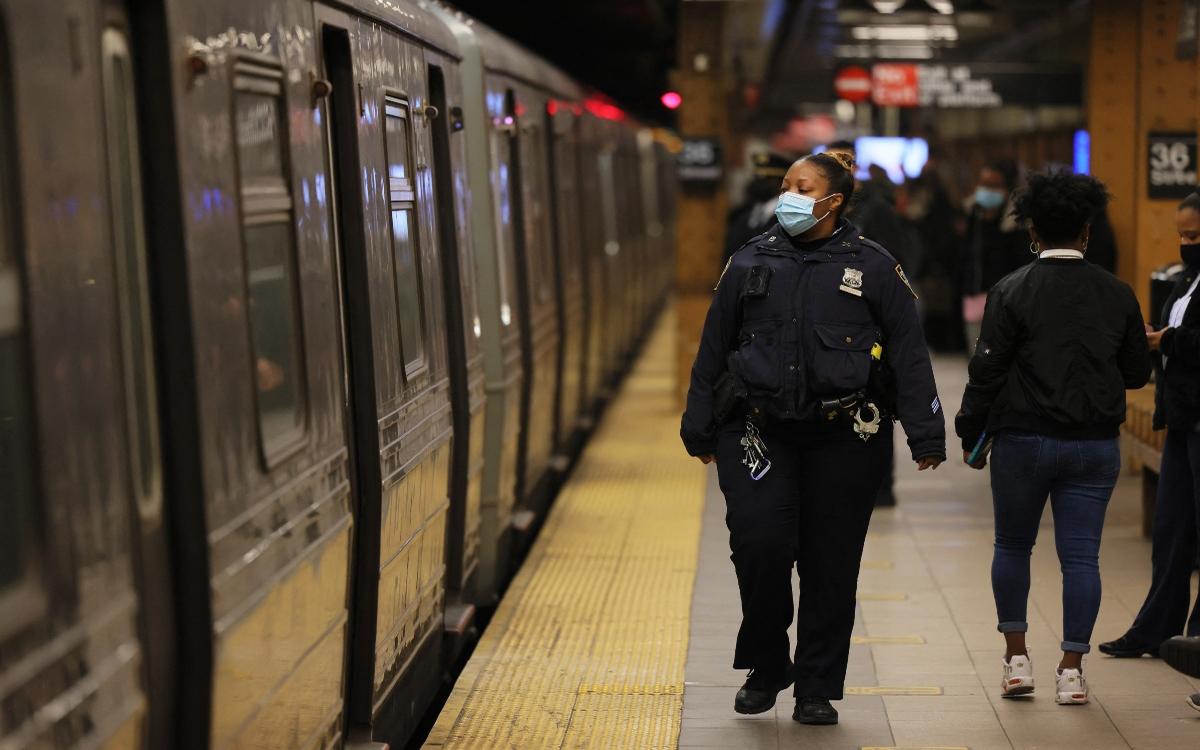 Hombre muere arrollado por el Metro de Nueva York tras pelea por un celular