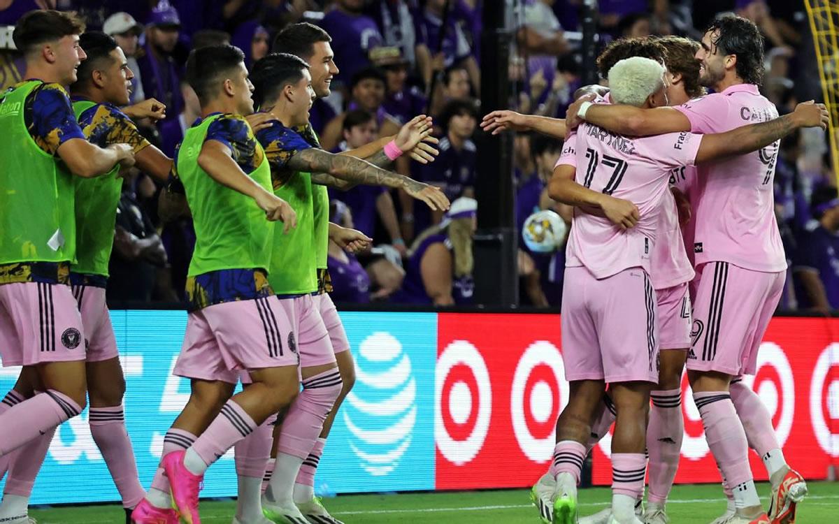 El hondureño fue felicitado por sus compañeros tras el gol ante Orlando City.