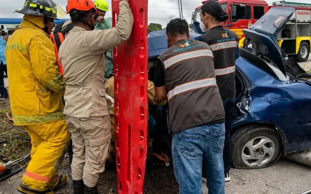 El carro quedó destrozado, pero Alexander sobrevive de milagro tras choque en San Manuel
