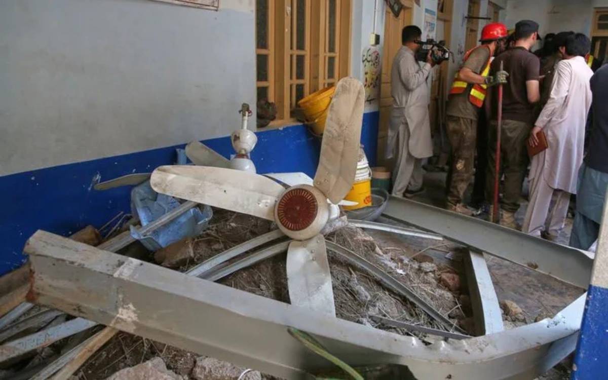 Horror en escuela: hallan muertos a 32 estudiantes y una maestra tras caerse techo