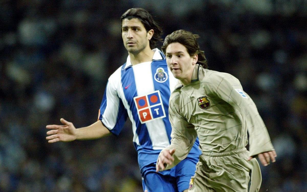 Messi jugando por primera vez con el primer equipo del Barcelona en un amistoso contra el Porto.