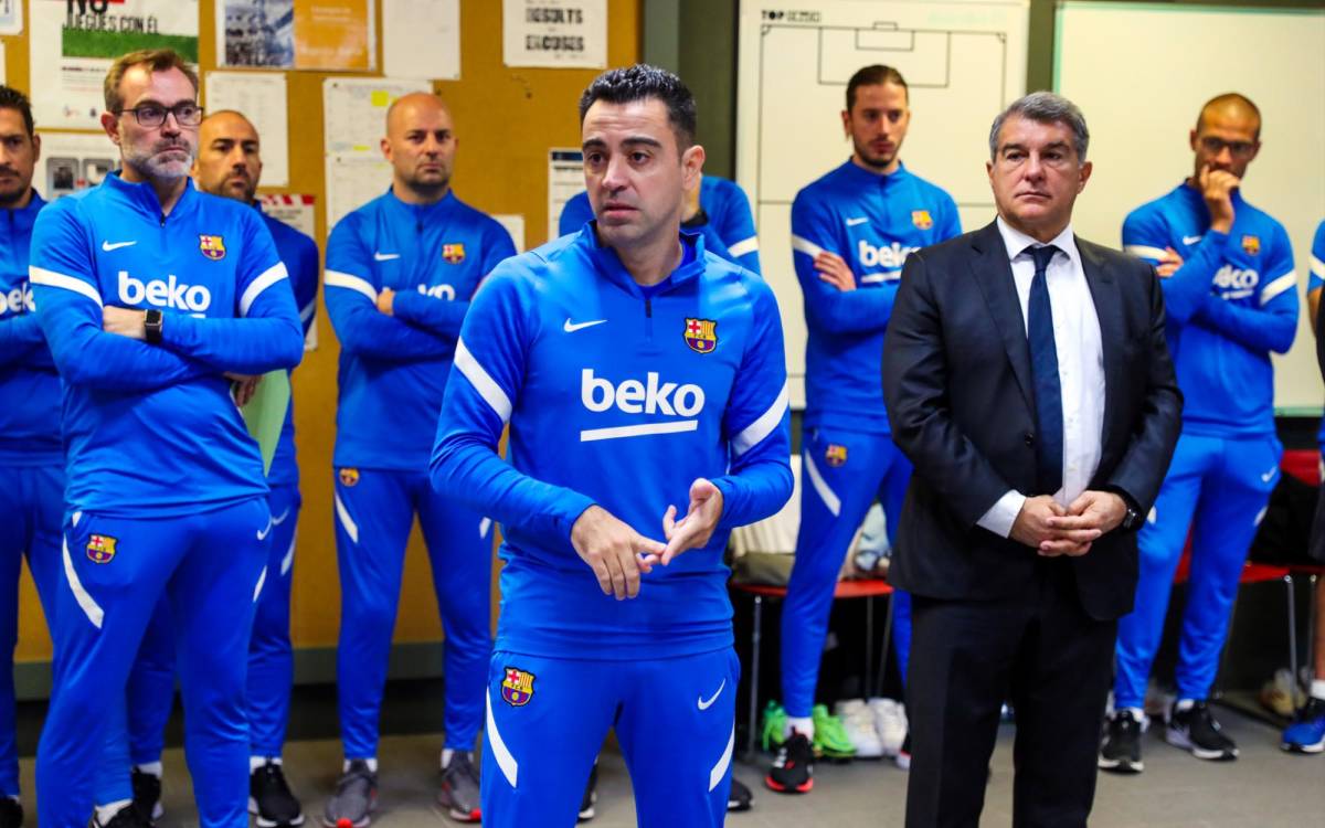 Momento en el que Xavi se dirigía a los jugadores del equipo catalán.