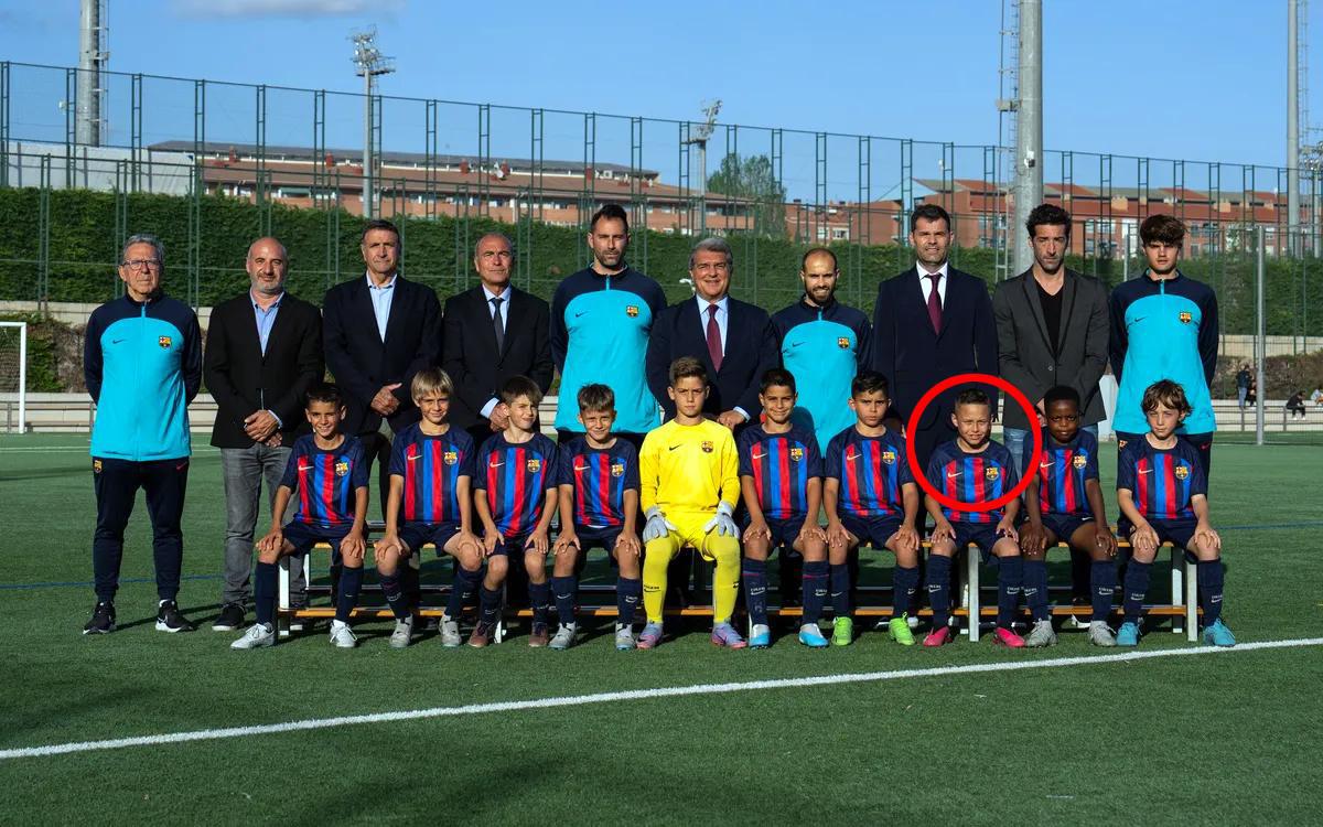 El niño Héctor Mejía junto a sus compañeros y el presidente Joan Laporta.