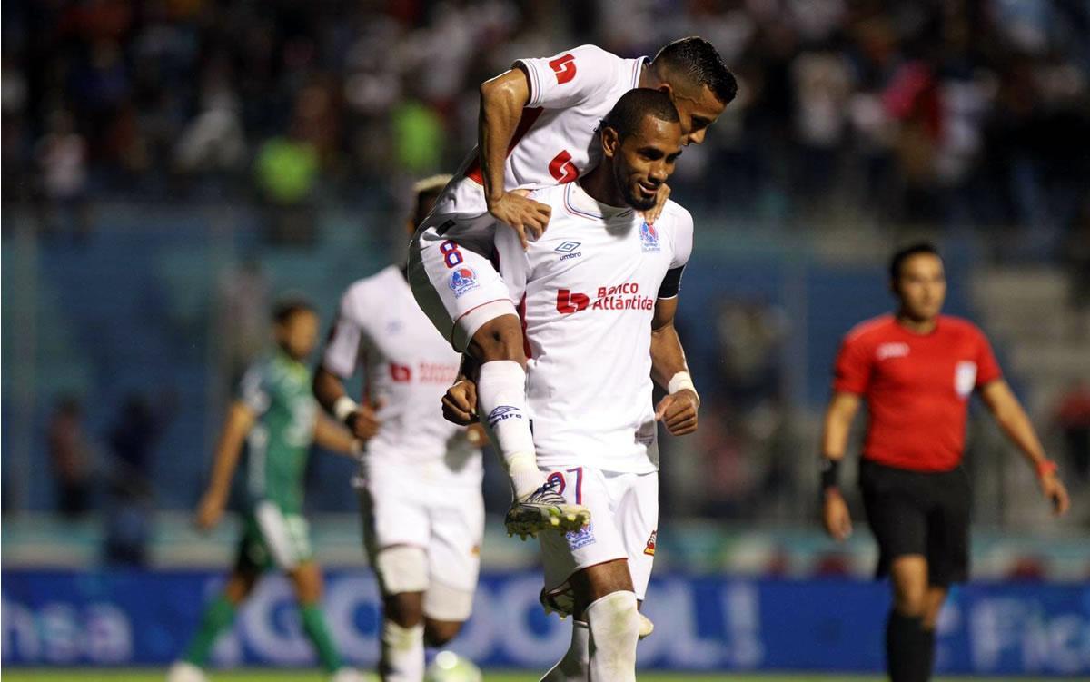 Edwin Rodríguez salta sobre Jerry Bengtson para celebrar uno de los goles del Olimpia.