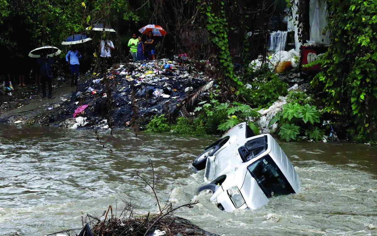 El carro de Fernando Rivera fue destruido por la corriente luego que intentara cruzar el río El Sauce.