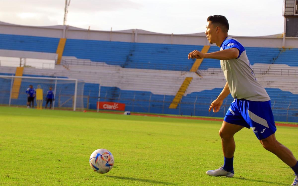 Kevin López conduce el balón durante el entrenamiento de Honduras en el estadio Olímpico.