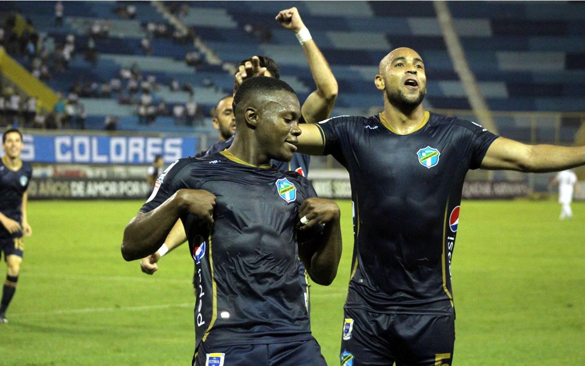 Lacayo celebrando su gol con otro bailecito.