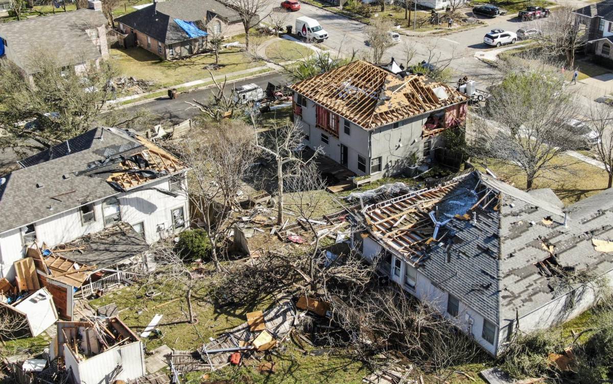 Tornados arrasan en Texas y Oklahoma; dejan a 65,000 sin electricidad