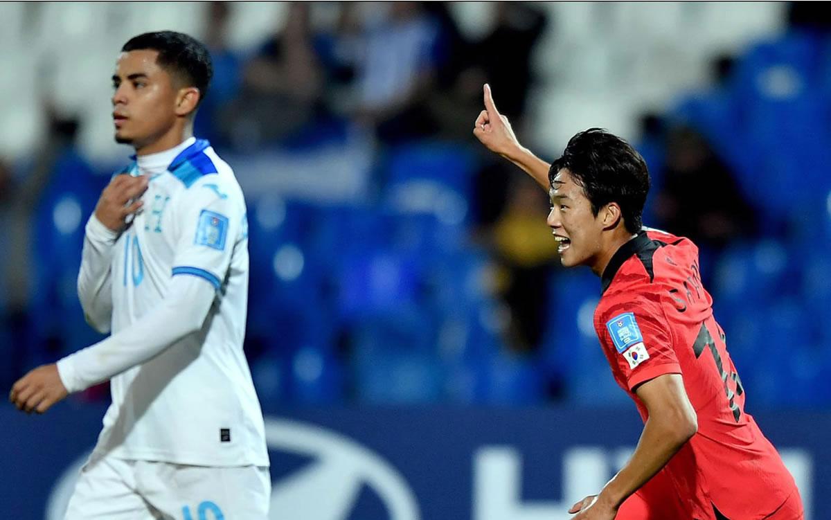 Seungho Park festejando su gol que dio el empate a Corea del Sur ante Honduras.