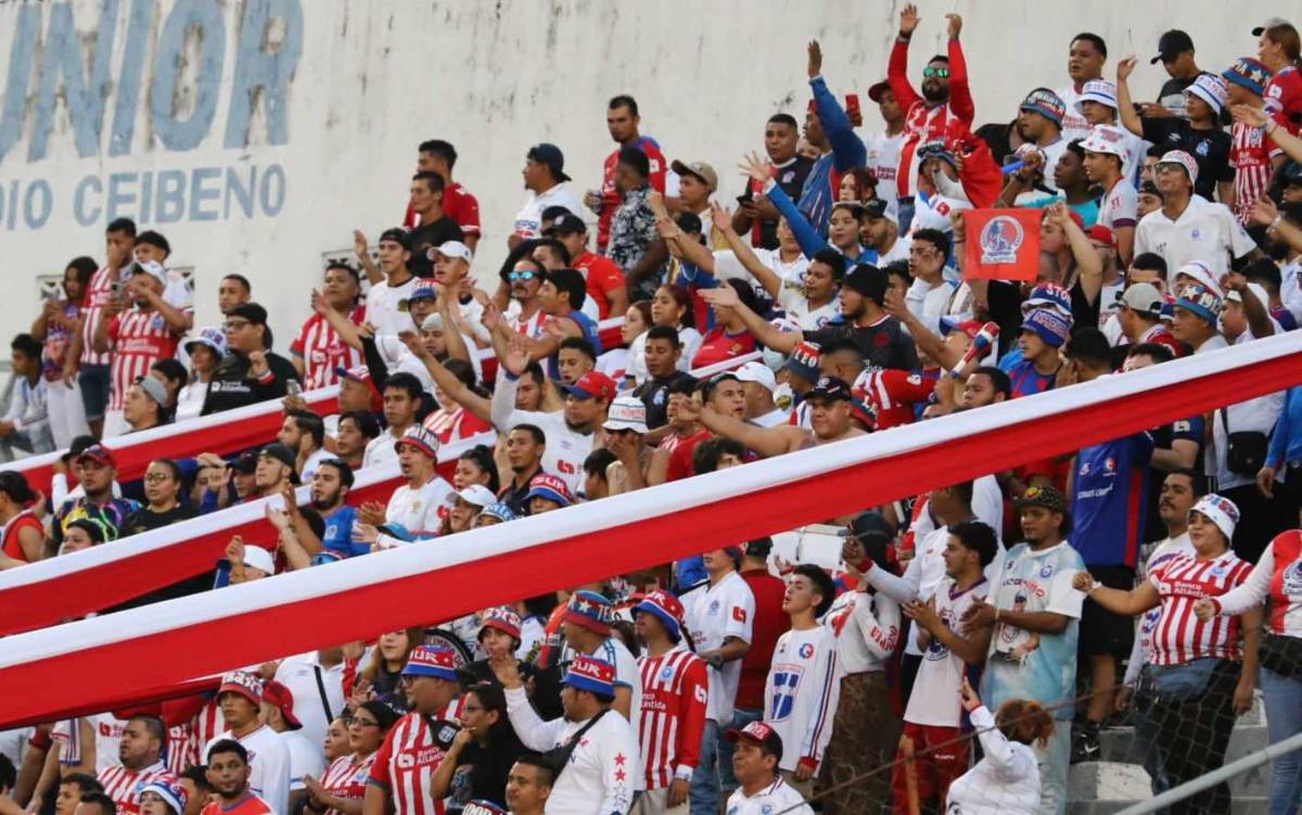 Afición del Olimpia presente en el estadio Municipal Ceibeño.