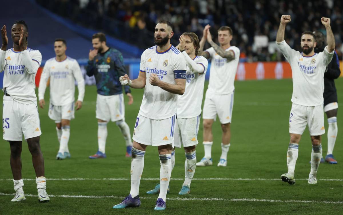 Los jugadores del Real Madrid tras el final del juego. Foto EFE.