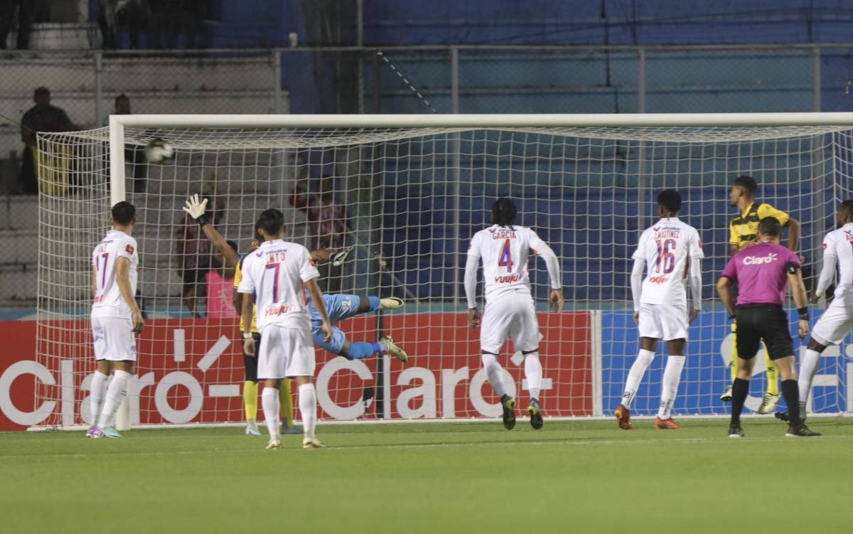 El tiro libre de Gabriel Araújo fue imposible de poder detener para Buba López.