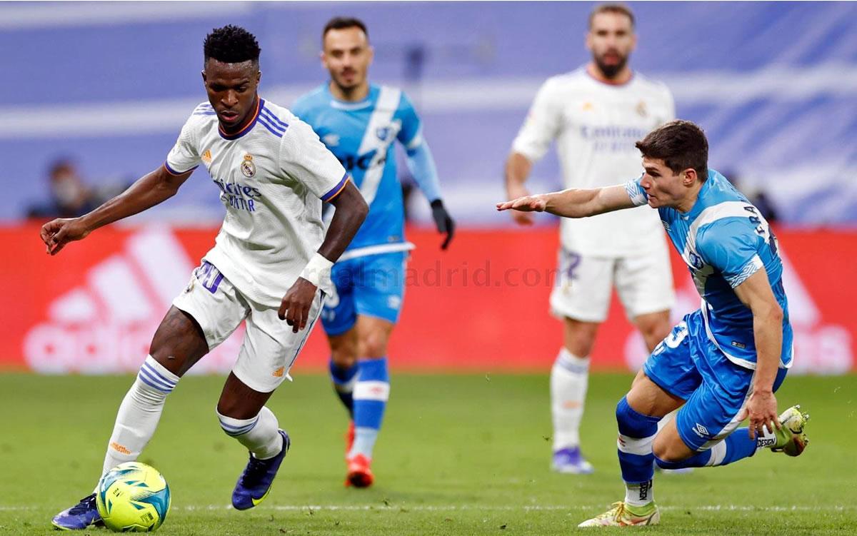 Vinicius conduciendo el balón durante el partido contra el Rayo Vallecano.