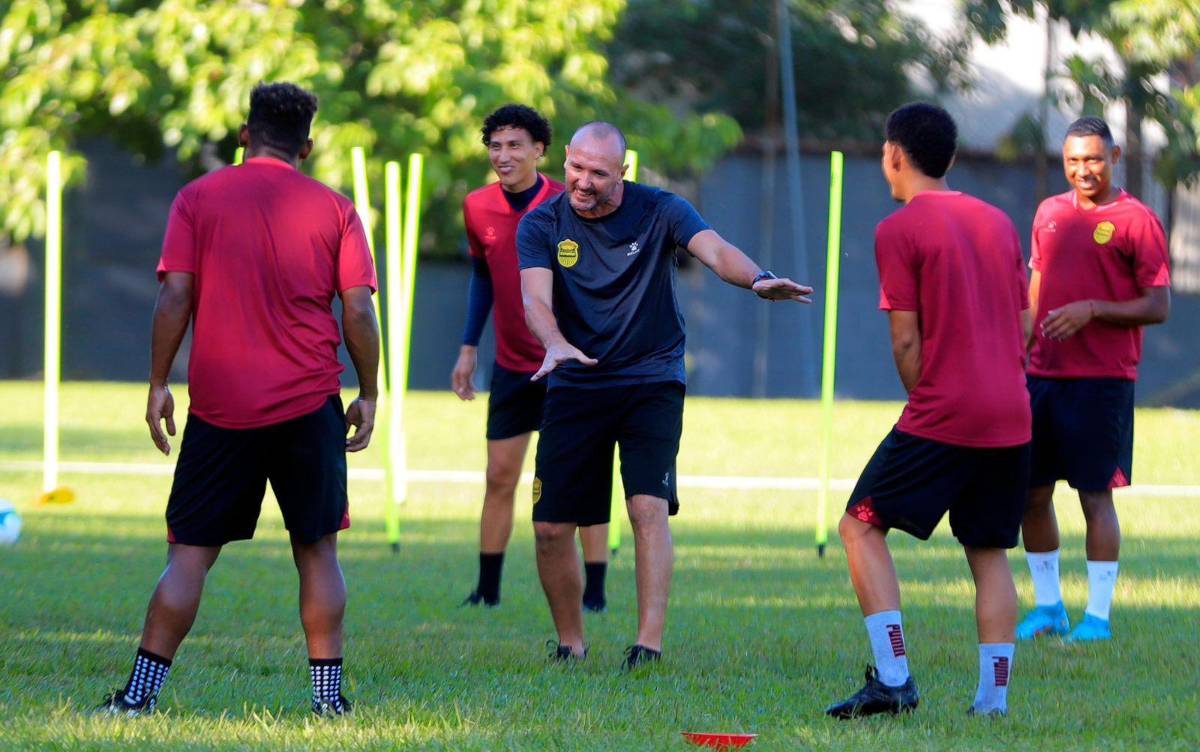 Julio “Palomo” Rodríguez durante los entrenamientos con Real España.