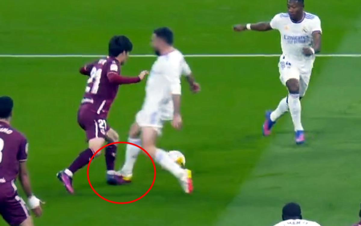 Esta fue la falta de Dani Carvajal sobre David Silva que fue pitada como penal.