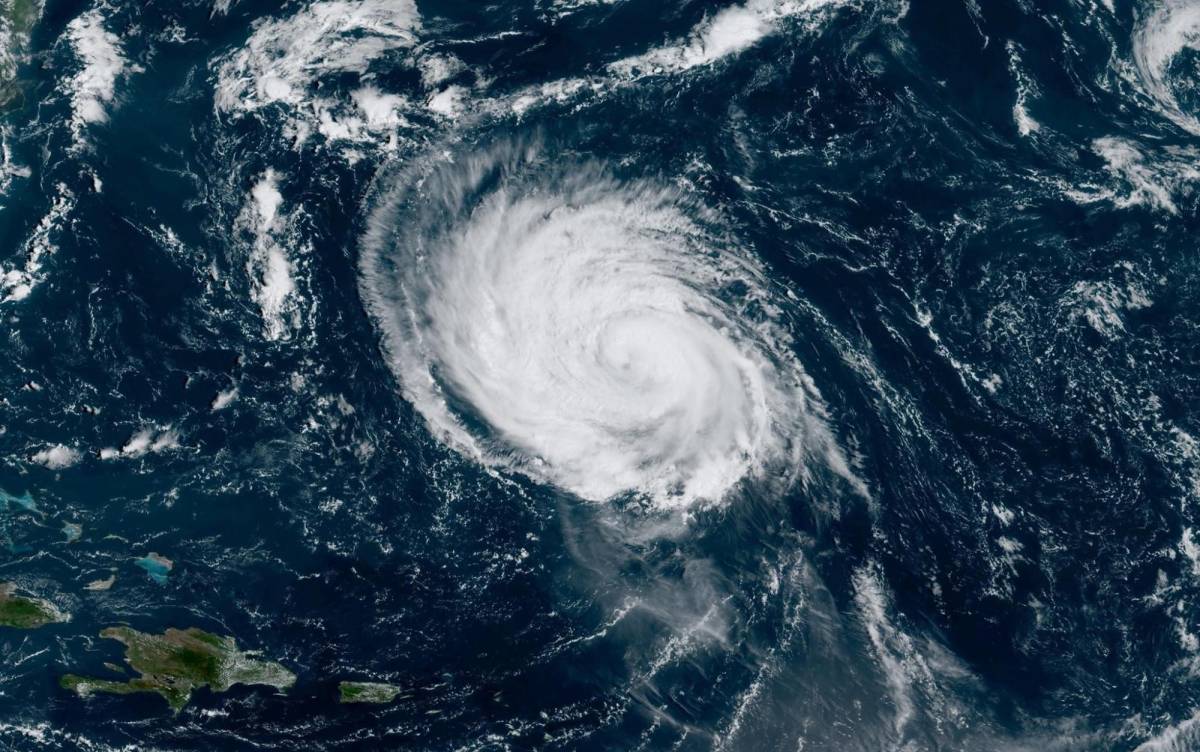 El poderoso huracán Larry se desplaza por el Atlántico con vientos de categoría 3