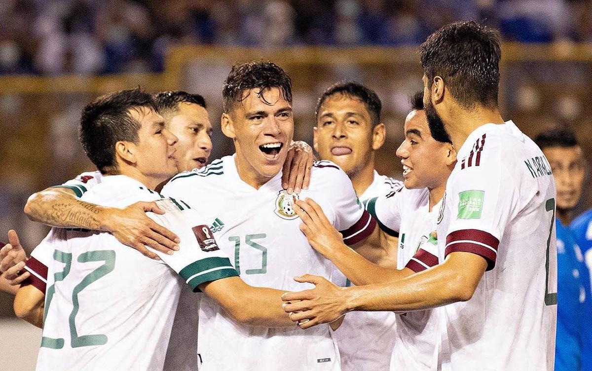 Jugadores mexicanos festejando el gol de Héctor Moreno.