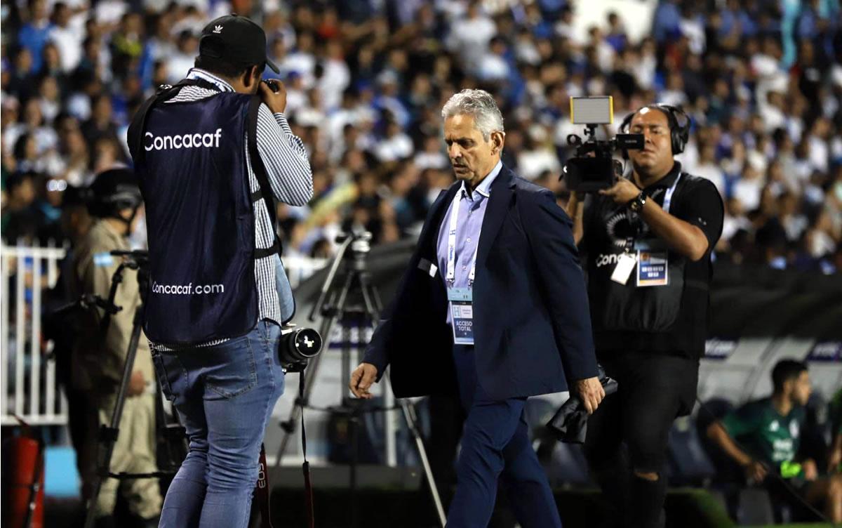 Reinaldo Rueda se dirige a sentarse en el banquillo de la Selección de Honduras antes del partido.