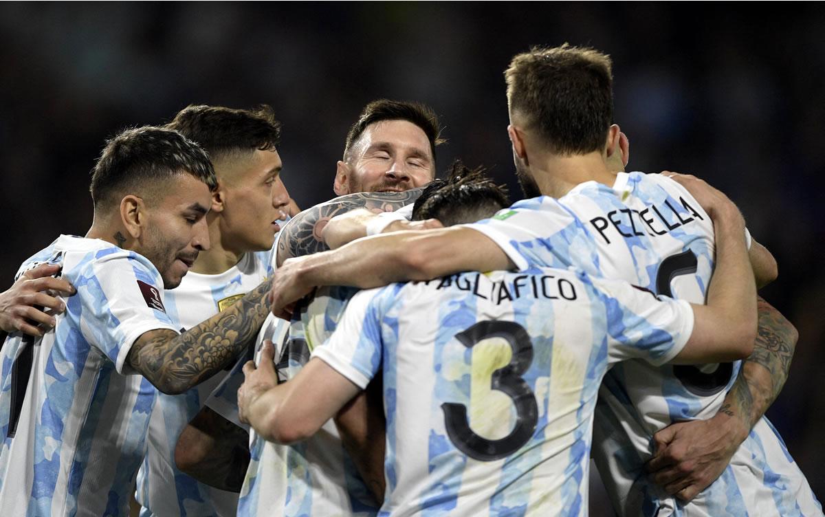 El abrazo grupal felicitando a Messi tras su gol para sellar la victoria argentina.
