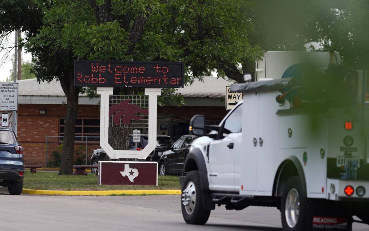 Un cartel de bienvenida se ve afuera de la Escuela Primaria Robb en Uvalde, Texas, el 24 de mayo de 2022. - Un hombre armado de 18 años mató a 14 niños y a un maestro en una escuela primaria en Texas el martes, según el gobernador del estado. en el tiroteo escolar más mortífero del país en años. (Foto de allison cena / AFP)