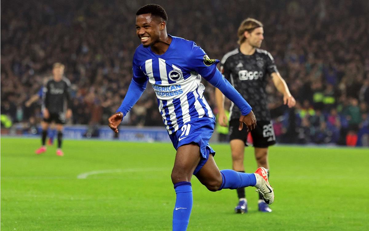 El delantero español se fue al Brighton a préstamo y ha destacado.