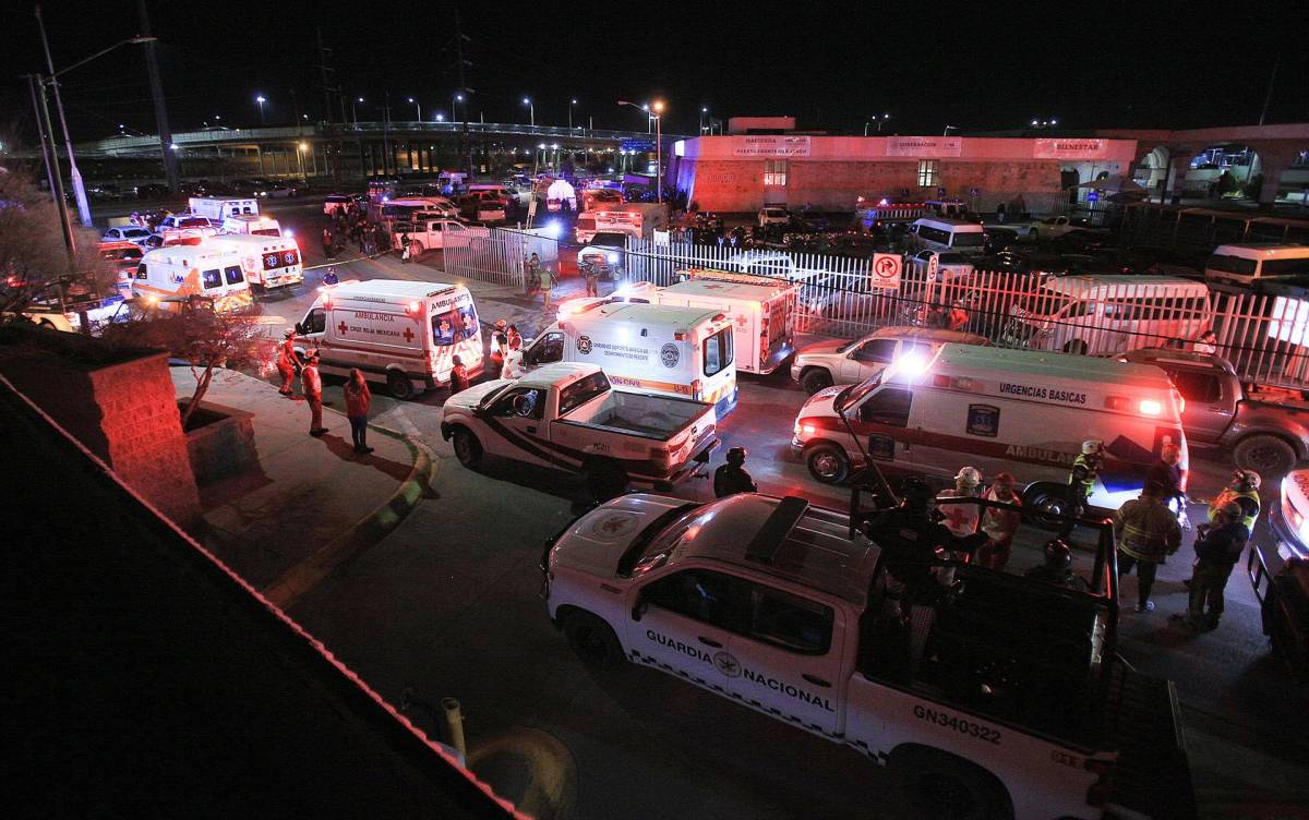 Personal de rescate acuden al auxilio durante un incendio en las instalaciones del Instituto Nacional de Migración (INM), donde fallecieron migrantes la noche del 27 de marzo de 2023, en Ciudad Juárez, Chihuahua (México).