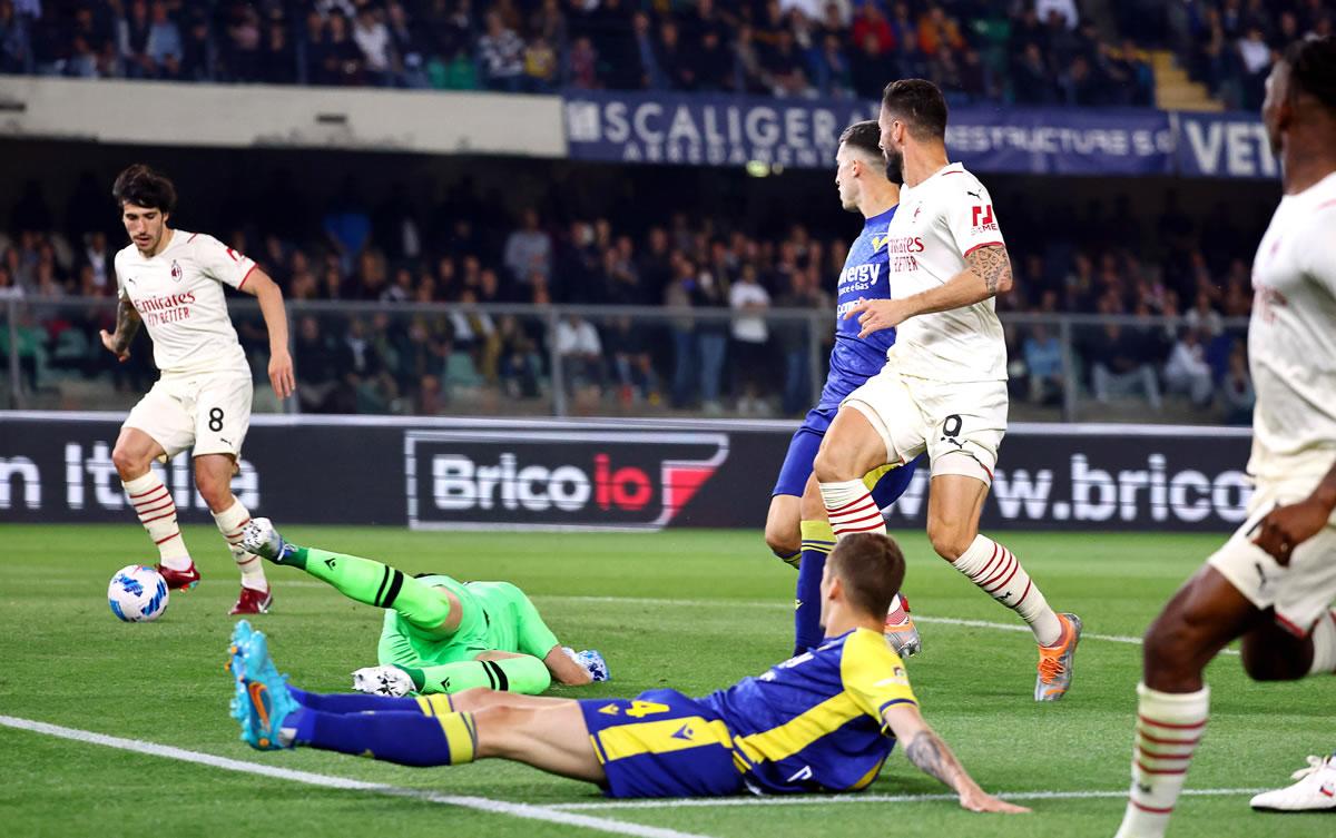 Sandro Tonali al momento de marcar su primer gol del partido que significó el empate transitorio.
