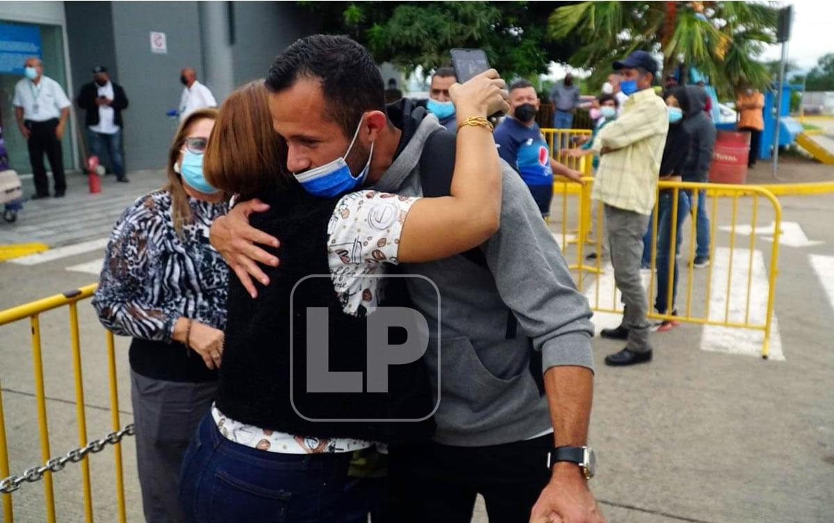 El futbolista hondureño, feliz de reencontrarse con sus familiares.