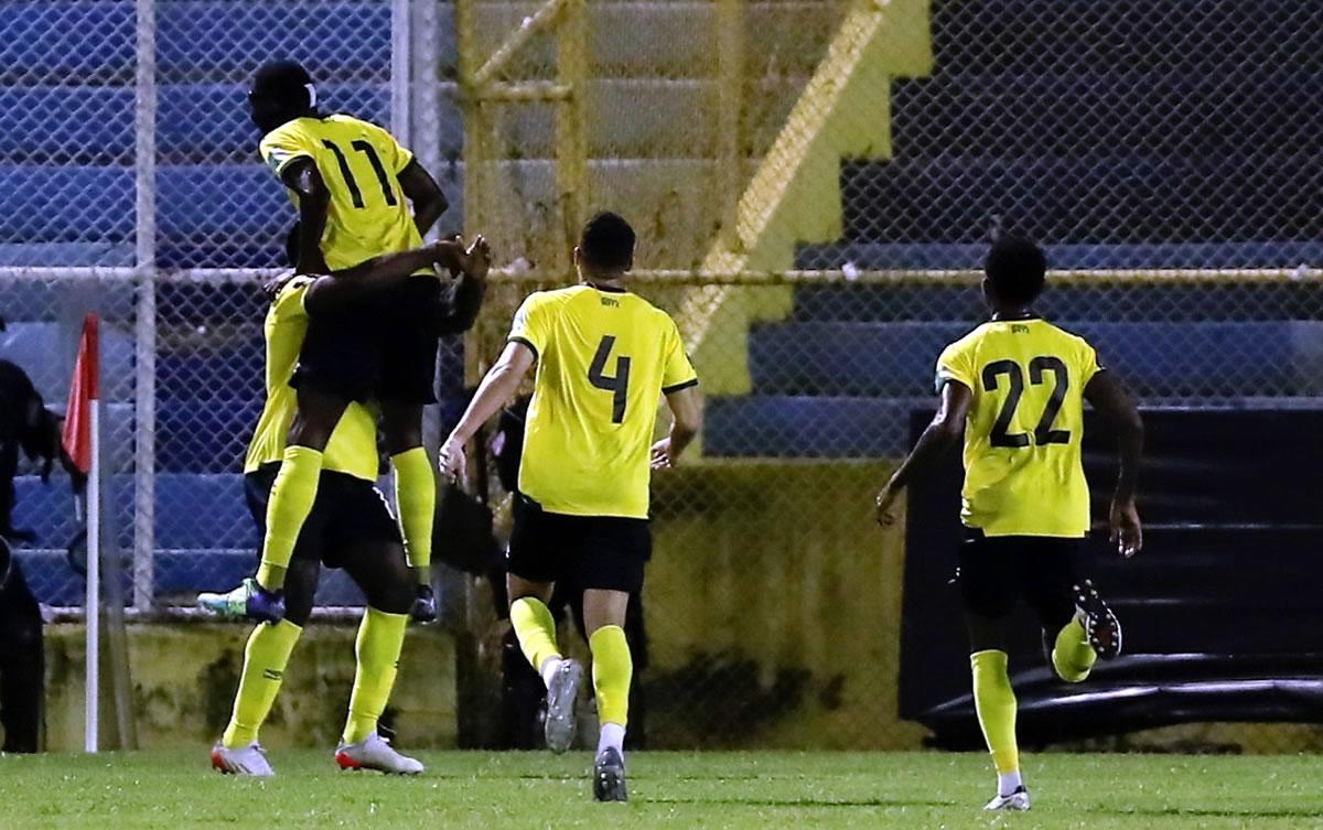 Jugadores de Jamaica celebrando el gol que Michail Antonio le anotó al Salvador.