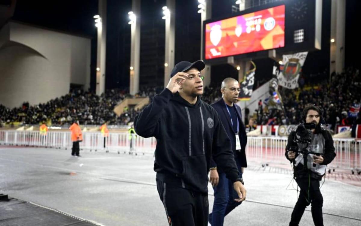Mbappé recorrió la pista del Estadio Luis II saludando a los aficionados del Mónaco, su exequipo.